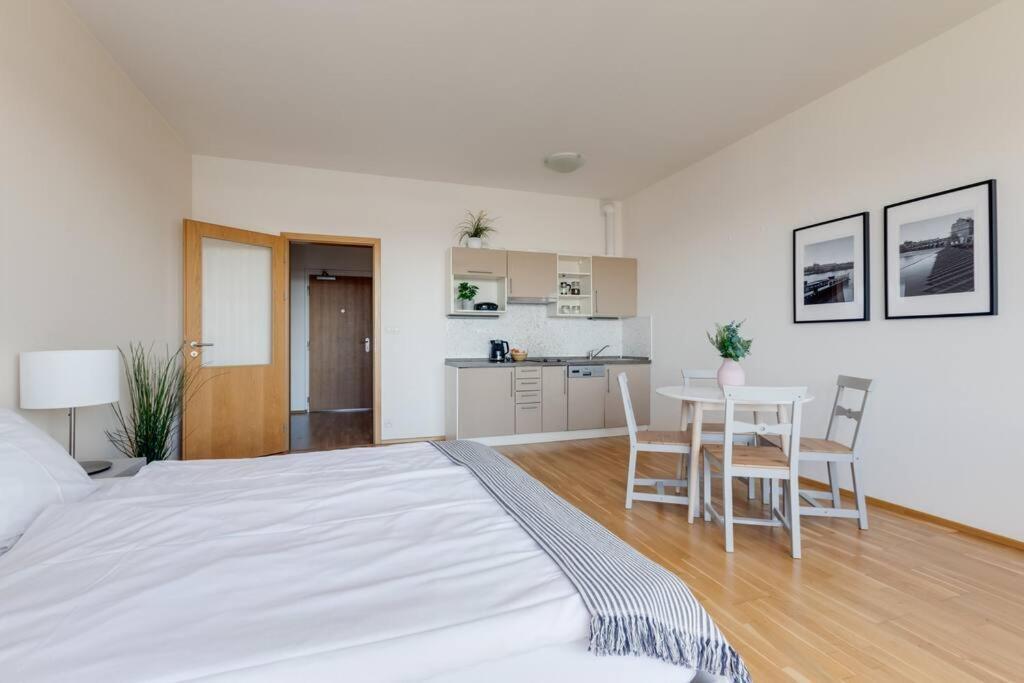 Jt'S Apartments Korunni Str. Praag Buitenkant foto