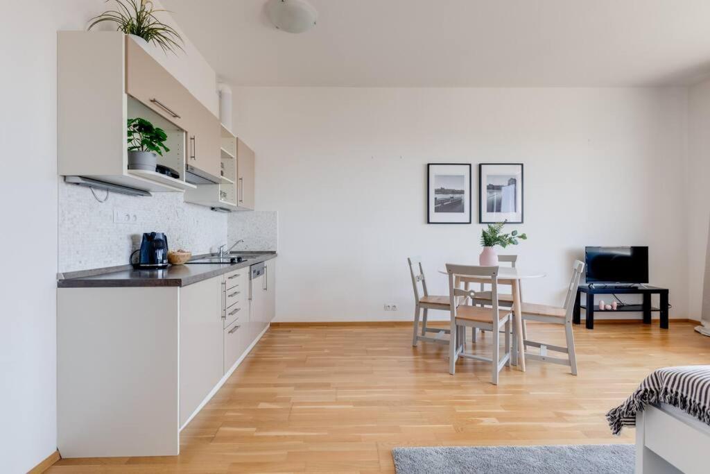 Jt'S Apartments Korunni Str. Praag Buitenkant foto