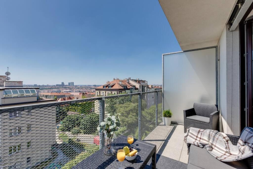 Jt'S Apartments Korunni Str. Praag Buitenkant foto