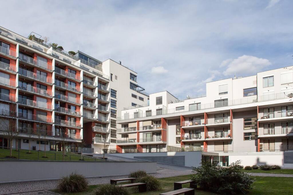 Jt'S Apartments Korunni Str. Praag Buitenkant foto