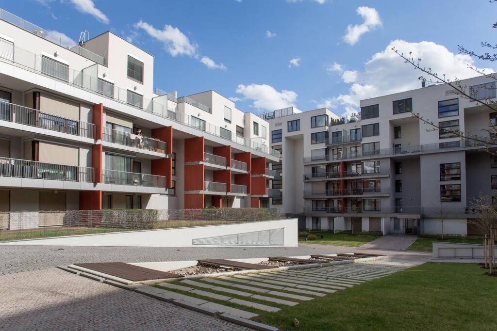 Jt'S Apartments Korunni Str. Praag Buitenkant foto