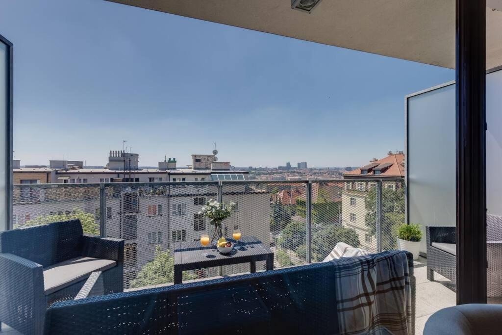 Jt'S Apartments Korunni Str. Praag Buitenkant foto