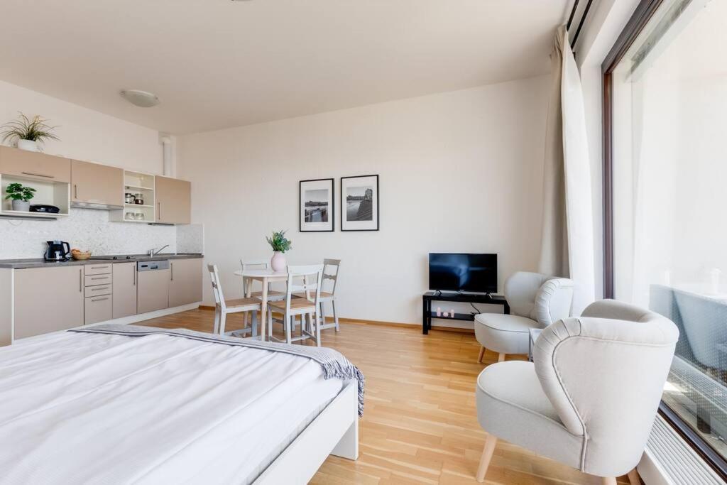 Jt'S Apartments Korunni Str. Praag Buitenkant foto